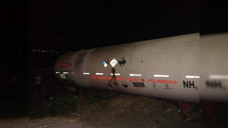 Vuelca pipa cargada con amoniaco, en la autopista de Pátzcuaro-Cuitzeo   