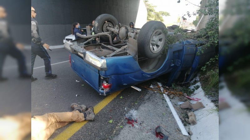 Dos heridos, tras volcadura de camioneta, en Morelia 