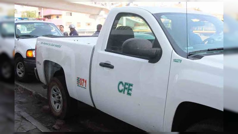 Normalistas roban vehículo de la CFE; ya hay denuncia en FGR