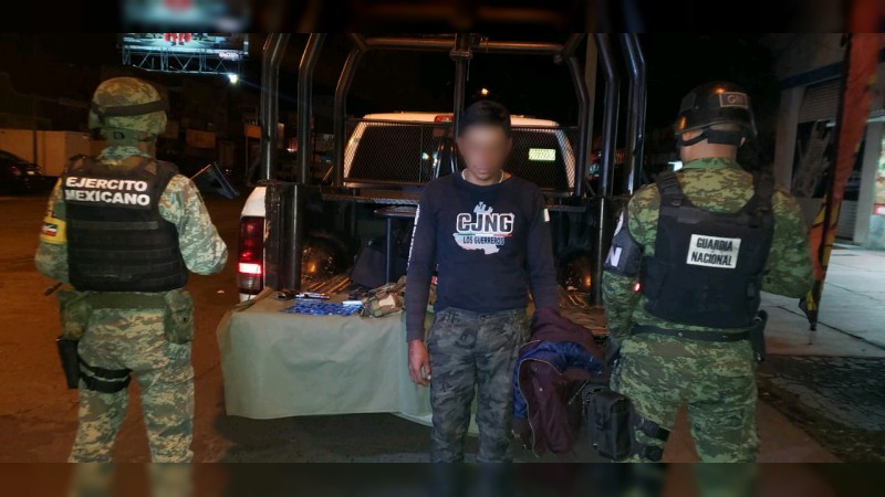Capturan militares  a motociclista que portaba 2 armas, en Ixtlán 