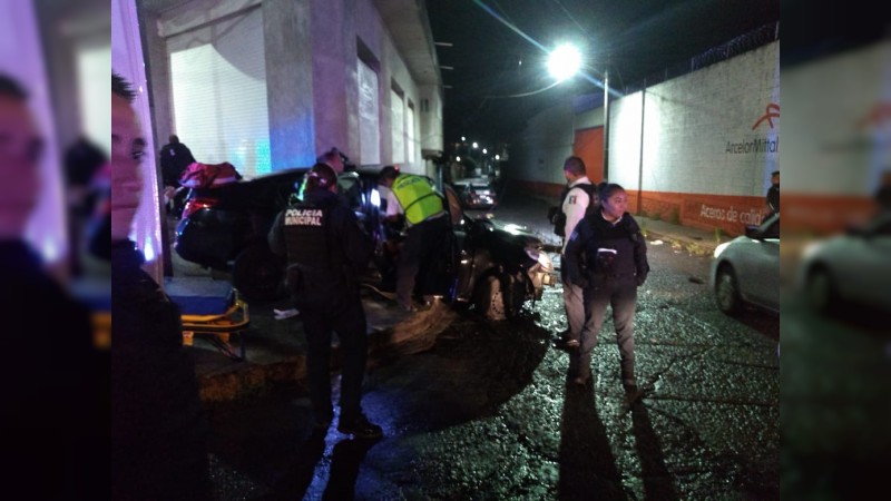 Dos heridos tras volcadura de auto, en Morelia 