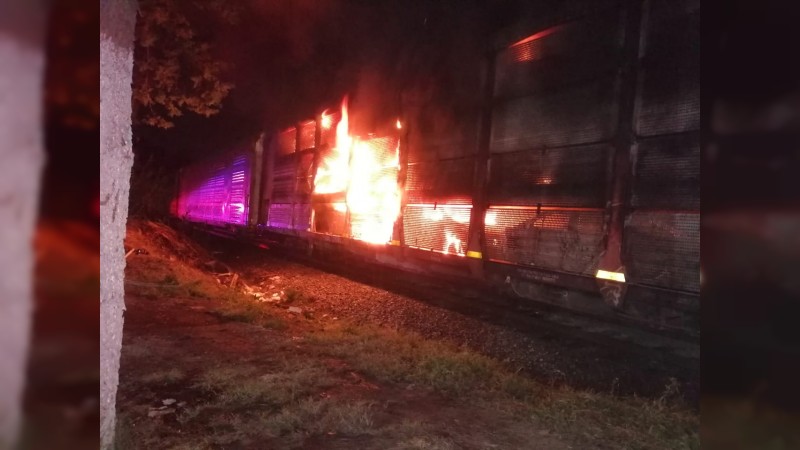 Vagón se descarrila y se incendia, en Morelia