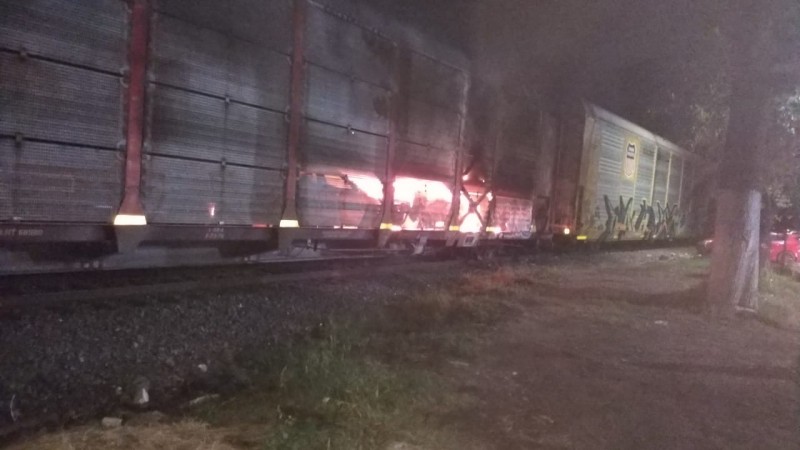 Se incendia vagón que transportaba autos, en Morelia 