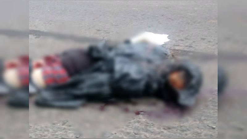Tiran cadaver en carretera de Tangancícuaro con mensaje de grupo criminal