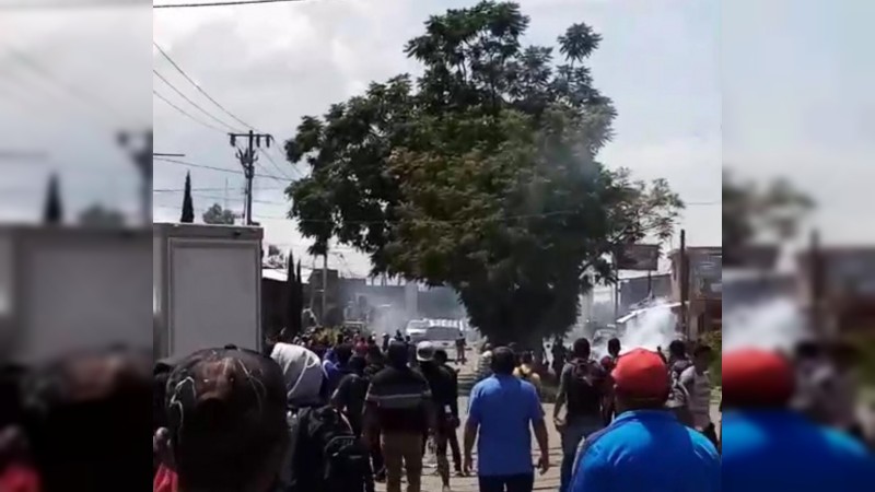 Se enfrentan maestros y policías, en Uruapan
