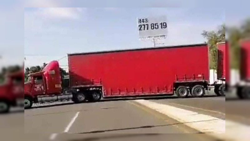 Normalistas retienen camiones y bloquean la Morelia-Pátzcuaro 