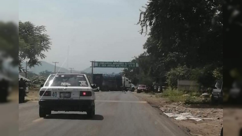 Se registran bloqueos carreteros, en Tierra Caliente 