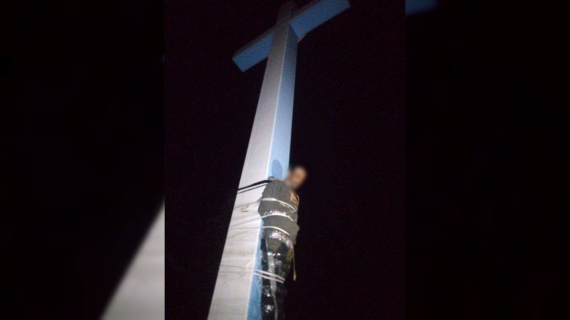 Vecinos “crucifican” a supuesto ladrón, en cerro de Jicalán 
