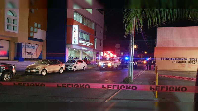 Atacan a tiros a pareja afuera de un hotel, en Zamora; muere el hombre  