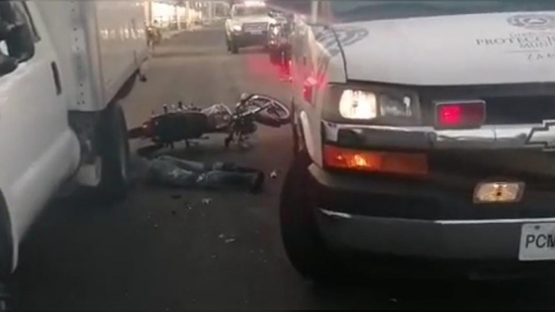 Muere hombre tras chocar su moto contra camioneta estacionada, en Zamora 