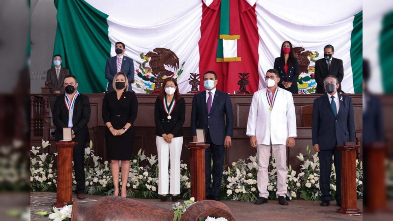Entrega Congreso presea “Constitución de 1814” a personal médico michoacano