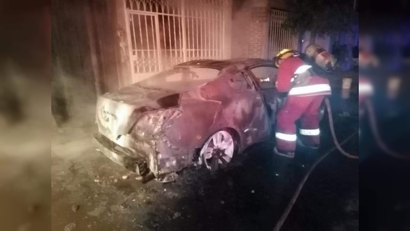 Arde auto en calles de Uruapan 