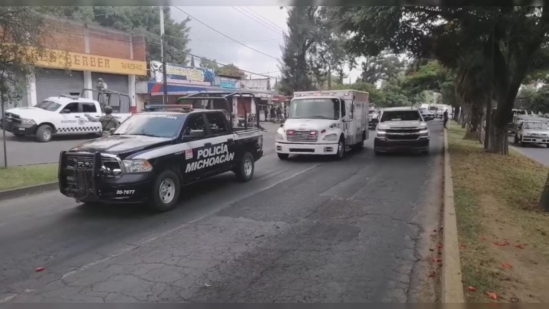 Comando ejecuta a 2 hombres afuera de vulcanizadora, en Uruapan 
