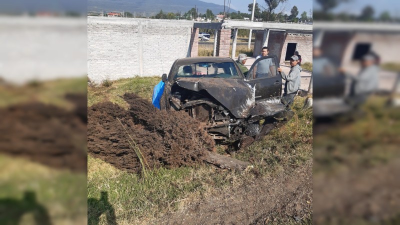 Vuelca camioneta, en Morelia; dos heridos 