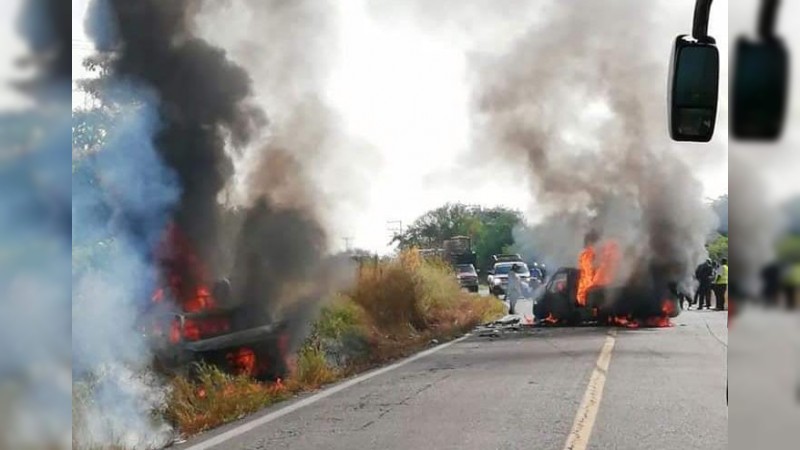 Aparatoso choque en Buenavista; 2 camionetas colisionan de frente 