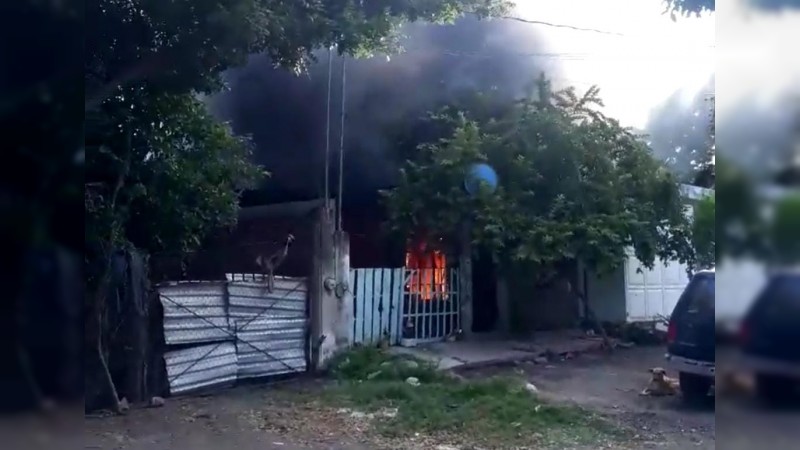 Incendio arrasa con humilde casa, en Apatzingán 