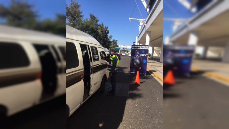 Policías revisan que usuarios usen cubrebocas, en el transporte público  