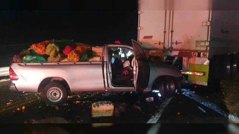 Comerciante resulta herido tras chocar su camioneta contra camión, en Zamora 