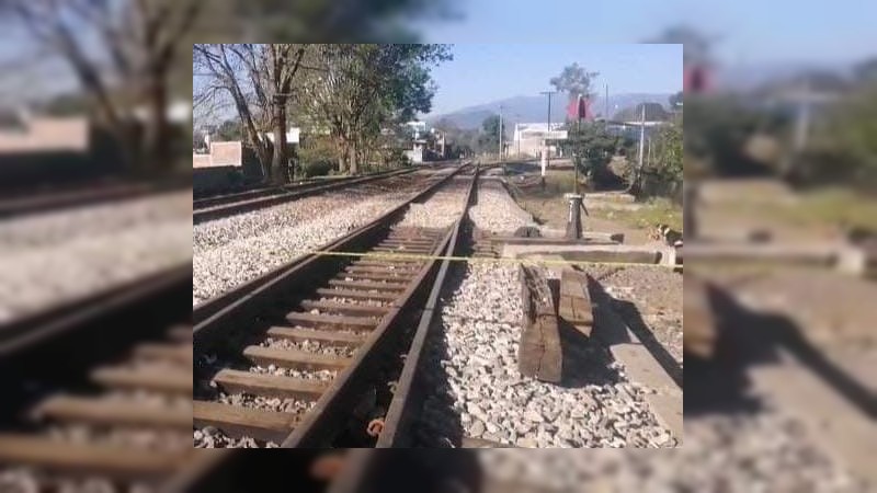 Tiran cadáver baleado, sobre las vías del tren, en Uruapan 
