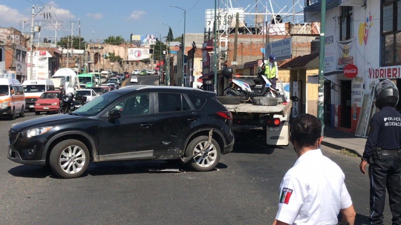Una motociclista resultó herida, tras chocar en Morelia