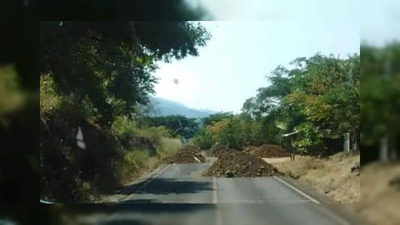 Reportan destrucción intencional de tramo, en la carretera Tepalcatepec-Coalcomán 