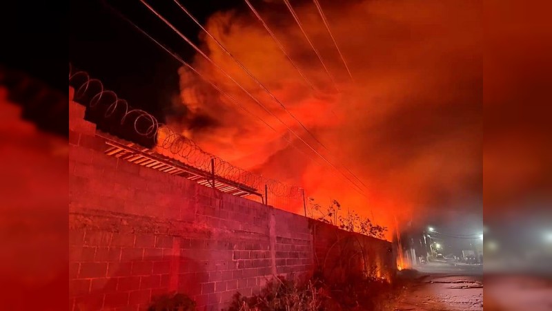 Incendio arrasa con bodega de autopartes, en Morelia   