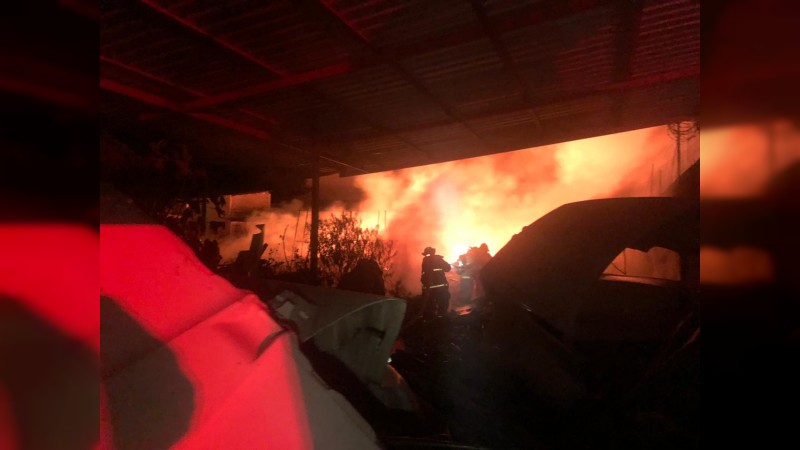 Incendio arrasa con bodega de autopartes, en Morelia   