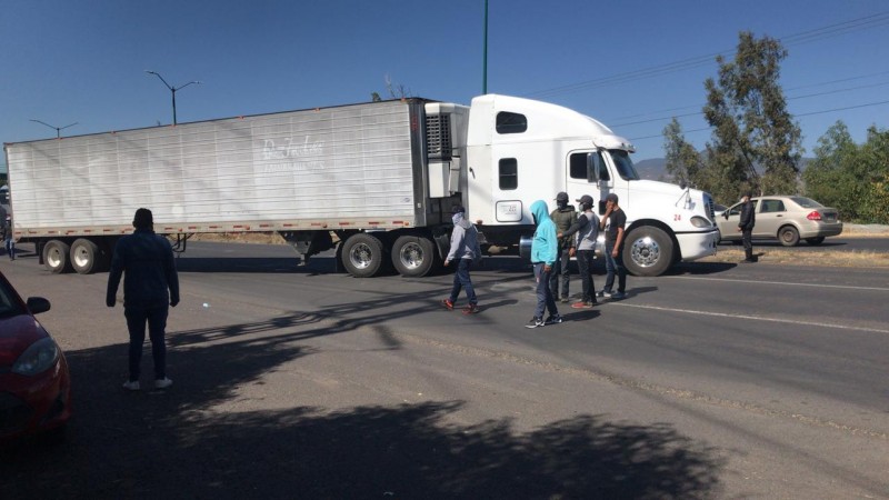 Normalistas atraviesan camiones y bloquean salida carretera  