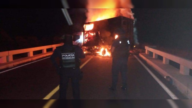 Criminales incendian camioneta y bloquean la carretera Apatzingán-Buenavista 