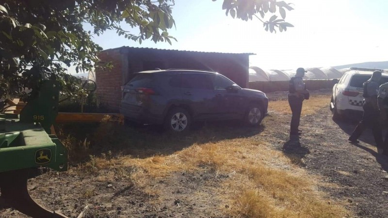 Comando roba 3 nodrizas con 30 autos nuevos, en Michoacán 