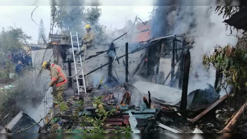 Mujer muere calcinada, tras incendiarse su humilde casa, en Uruapan 