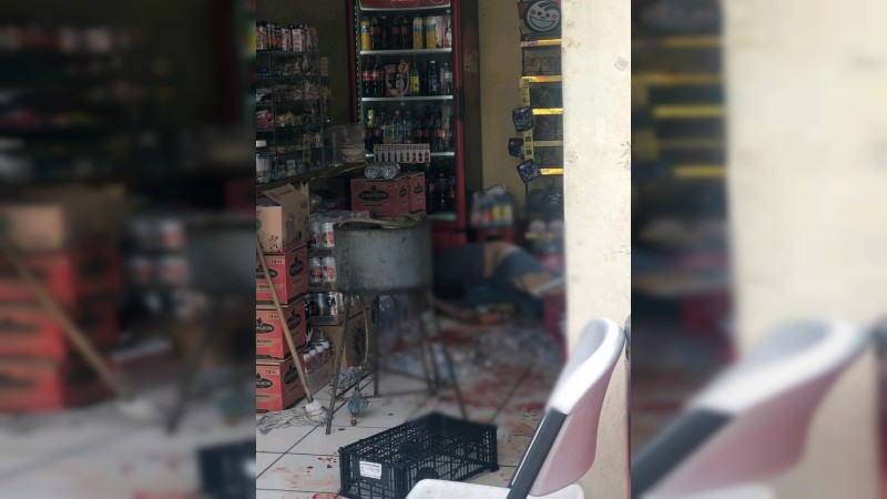 Sicarios asesinan a 3 personas dentro de tienda, en Uruapan 