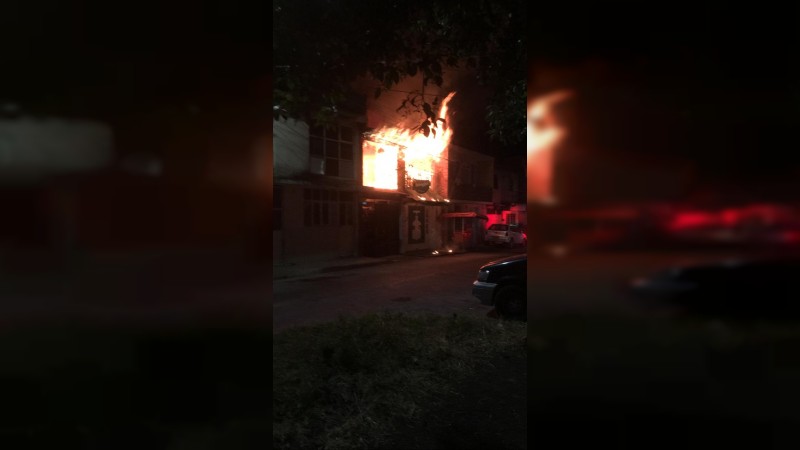 Se incendia casa en Morelia y bomberos rescatan a adulta mayor de morir calcinada 