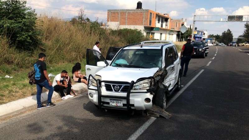 Chocan 2 camionetas, en la Morelia-Pátzcuaro  