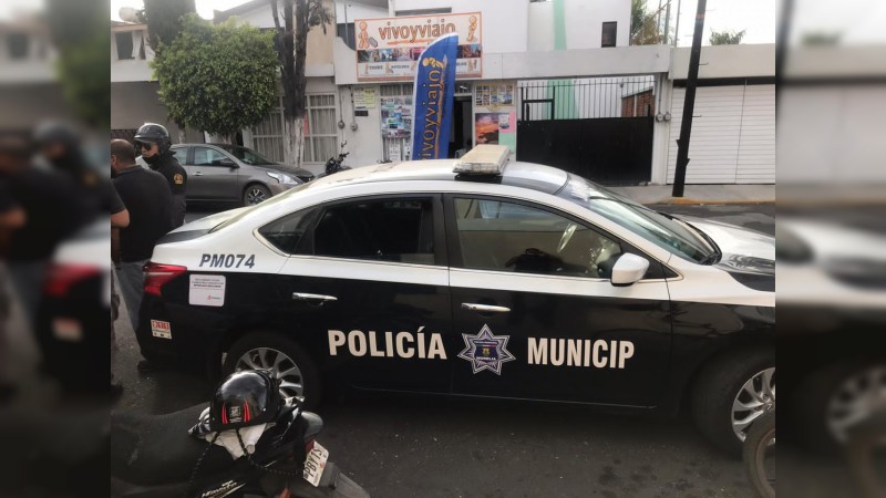 Empistolados atracan agencia de viajes, en Morelia