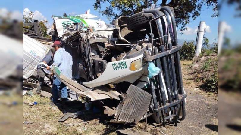 Volcadura de camión deja 2 heridos en la libre Pátzcuaro-Uruapan 