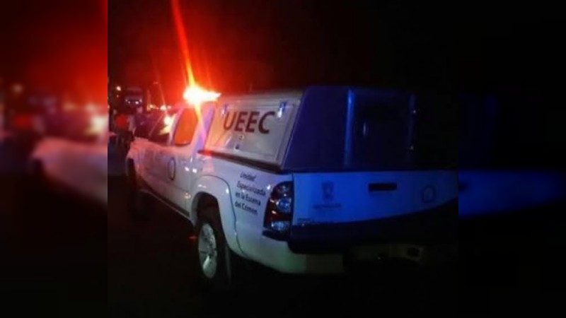 Encuentran los cadáveres de 2 hombres baleados, dentro de camioneta en Apatzingán