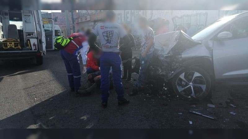 Morelia: choque entre camioneta y combi del servicio público, deja 5 heridos 