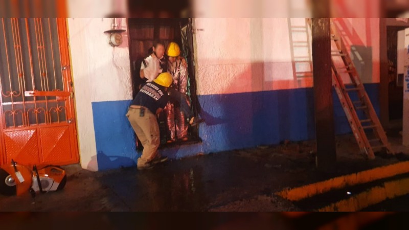 Zamora: se incendia vivienda con 11 personas en su interior, bomberos rescatan a todos 
