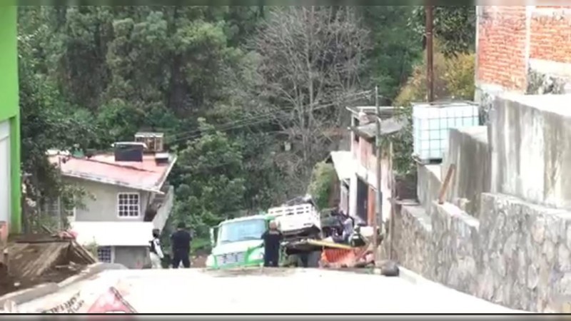 Se enfrentan a tiros policías y GN con delincuentes, en Uruapan