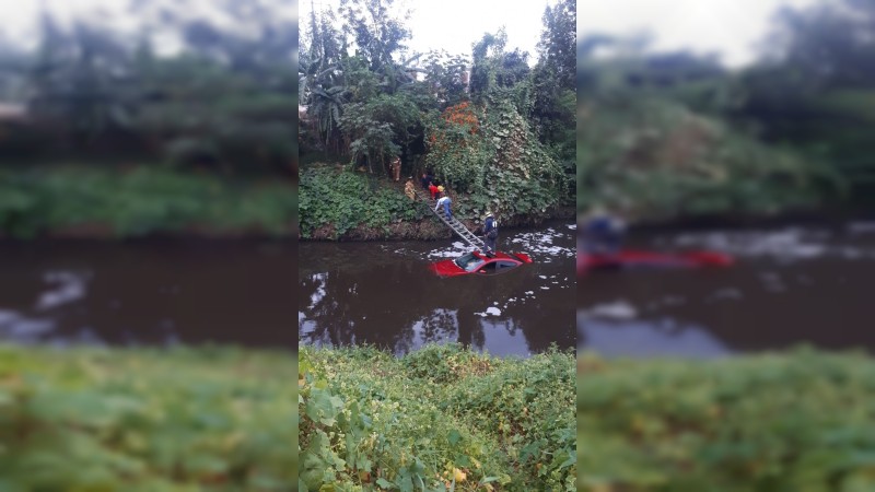 Conductor pierde el control y cae con su auto al Río Grande, en Morelia