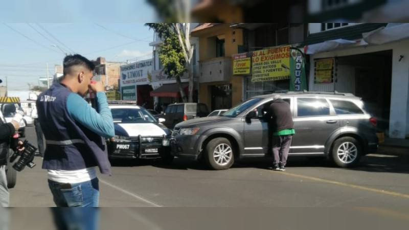 Choque leve entre patrulla y camioneta en avenida Siervo de la Nación 