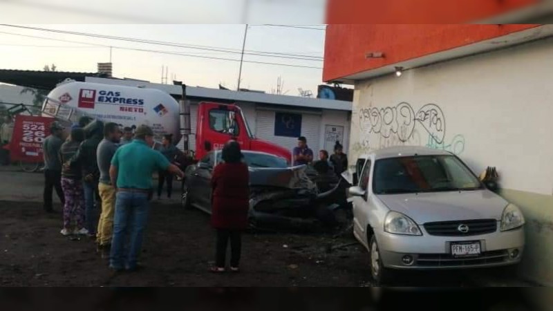 Jóvenes ebrios chocan auto de lujo, en calles de Morelia 