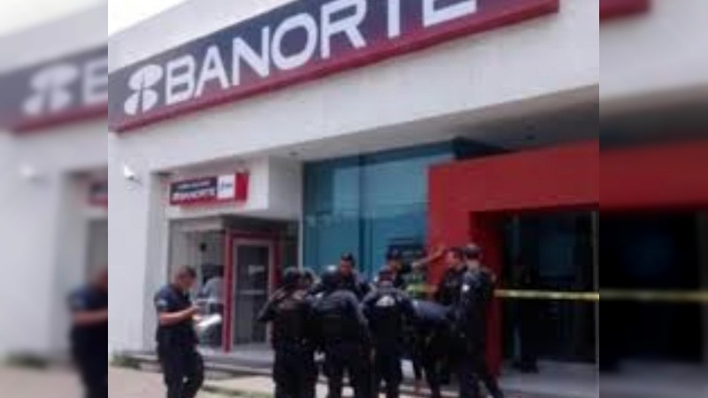 Hombres en moto atracan a una cuentahabiente, tras salir de un Banorte, en Morelia