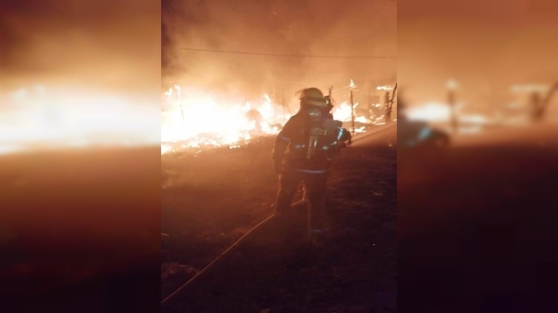 Arrasa incendio con 12 viviendas en la Niños Héroes
