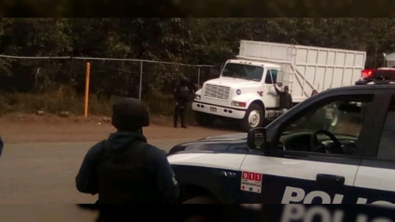 Aseguran a hombre con camión robado, en Uruapan 