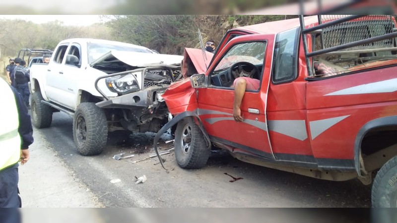 Choque entre camionetas deja 1 muerto y 2 heridos, en Huetamo 