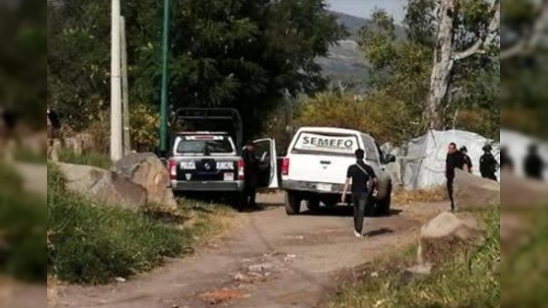 Tiran en calles de Apatzingán, el cadáver de un joven con el tiro de gracia 