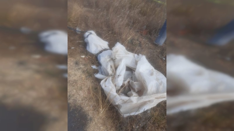 Tiran cadáver emplasticado en carretera de Tangancícuaro