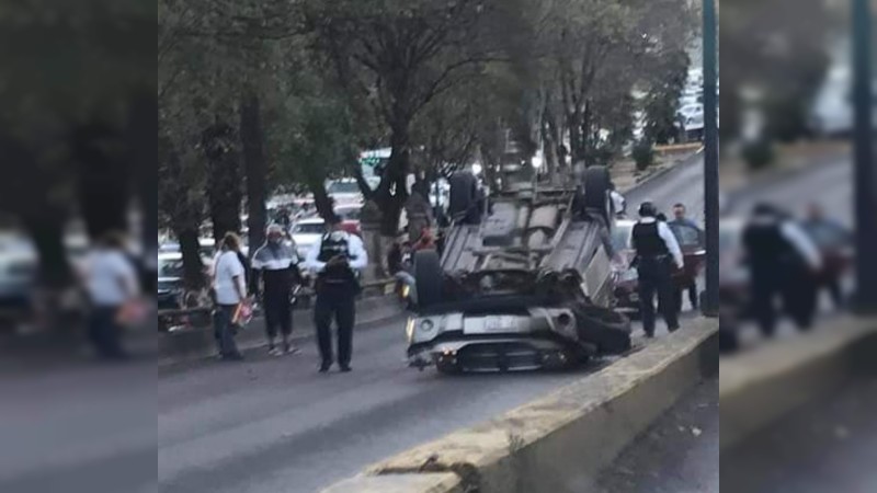 Choque-volcadura deja 2 heridos, en plena avenida Madero 